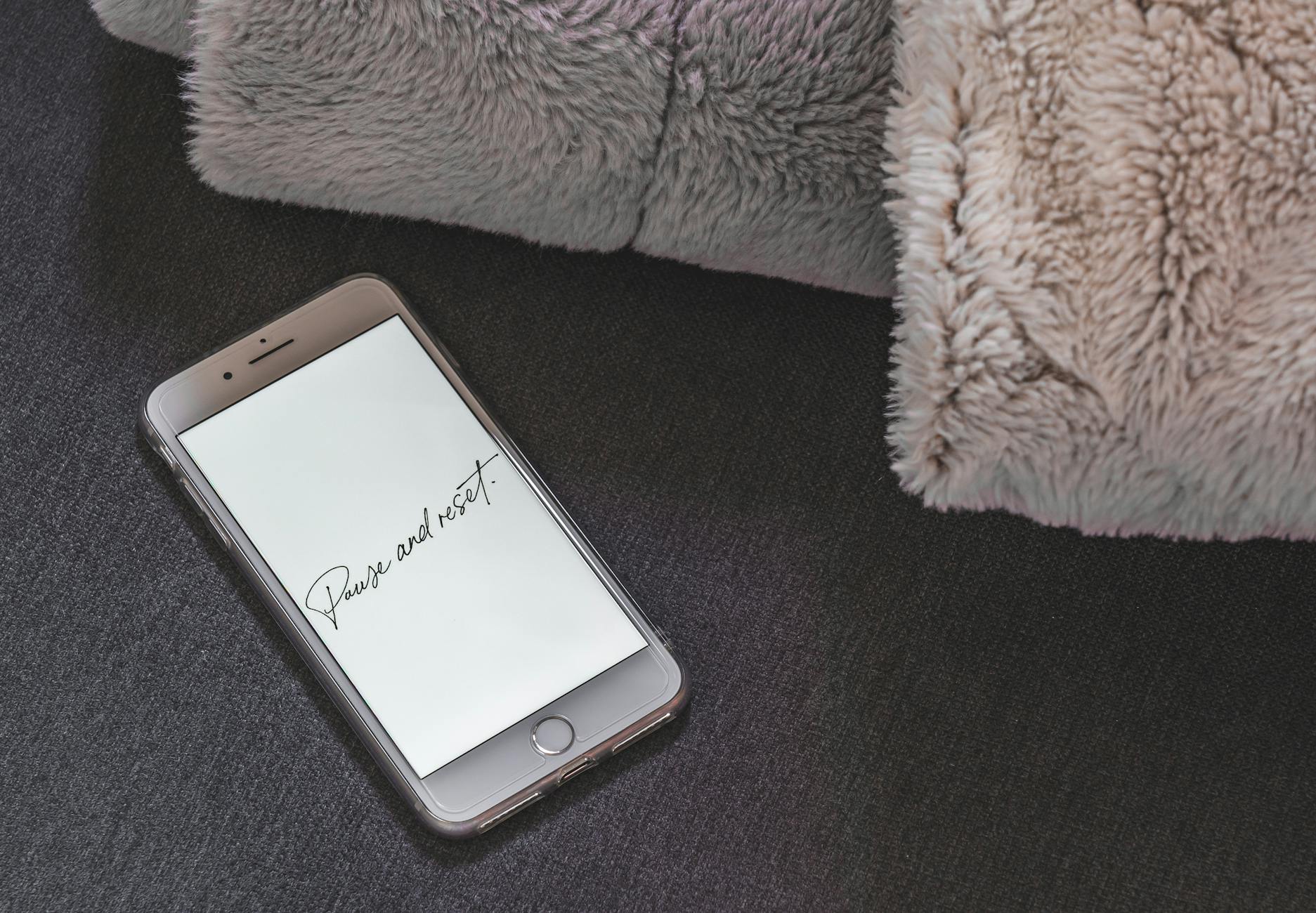 iphone with a lockscreen saying pause and reset